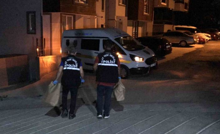 Sokakta terör estirdiler: Otomobilin camlarını kırdılar, 2 kişiyi bıçakla yaraladılar