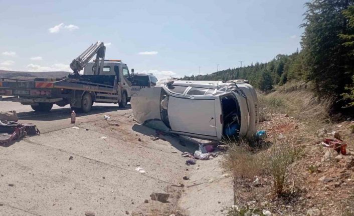 Su tahliye kanalı girişine çarpan otomobil takla attı: 1 ölü, 3 yaralı