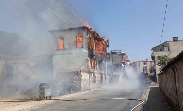 Tarihi bina alevlere teslim oldu