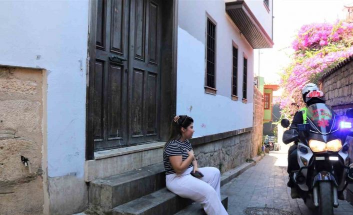 Tarihi dar sokaklarda hayat kurtarmak için saniyelerle yarışıyorlar