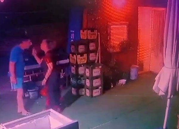 Tartıştığı kadına tokat attı