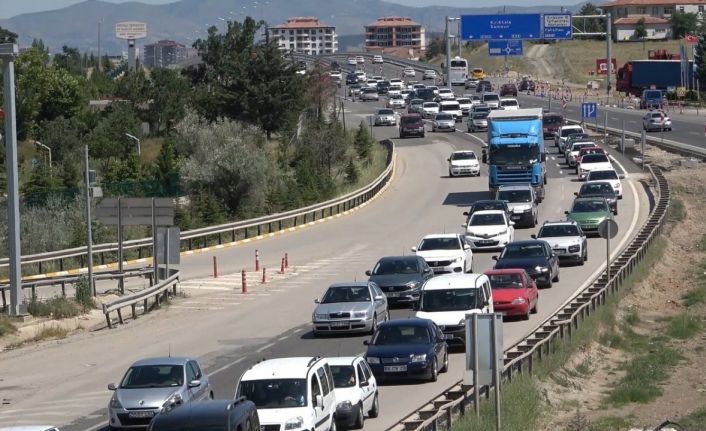 Tatilcilerin dönüş yolculuğu sürüyor: 43 ilin geçiş güzergahında trafik yoğunluğu