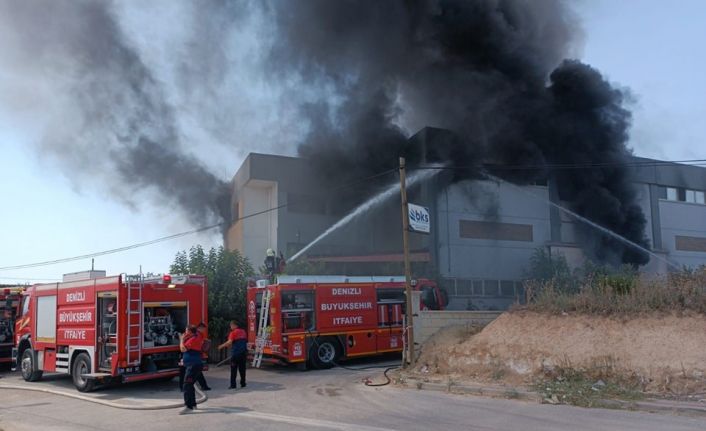 Tekstil fabrikasında çıkan yangın maddi hasara neden oldu