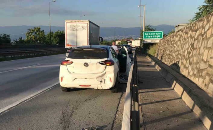 TEM’de polisten kaçan aracın sebep olduğu kazada 2 kişi yaralandı