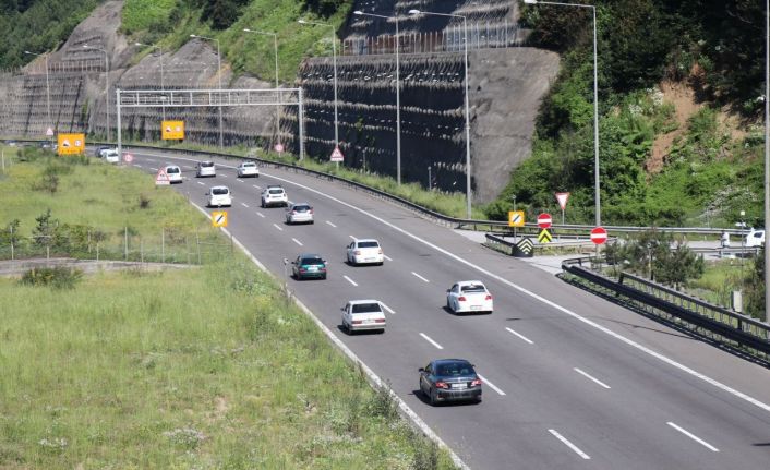 TEM’in ve D-100 kara yolunun Bolu geçişinde akıcı yoğunluk devam ediyor