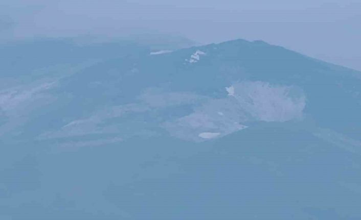 Temmuz ayında Süphan Dağı’nda kar yağışı