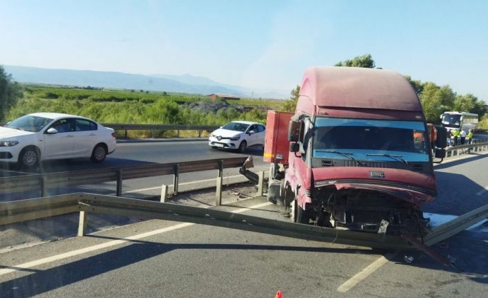 Tır refüje çarpıp, karşı şeride geçti: 1 yaralı