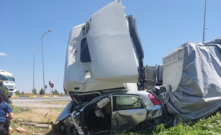 Tırın altında ezilen otomobilde 1 kişi öldü 1 kişi ağır yaralandı