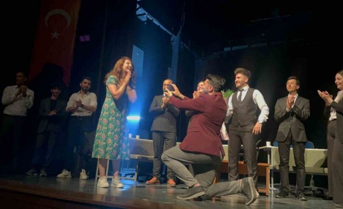 Tiyatro sahnesinde sürpriz evlilik teklifi