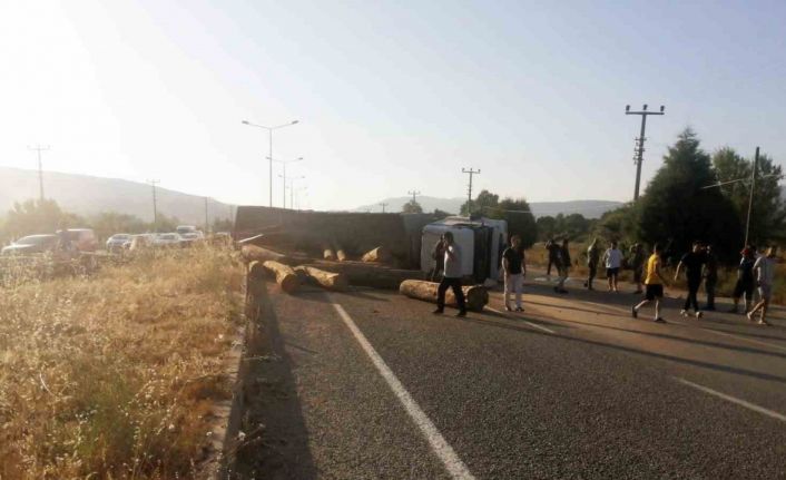 Tomruk yüklü tır devrildi, tomruklar yola saçıldı