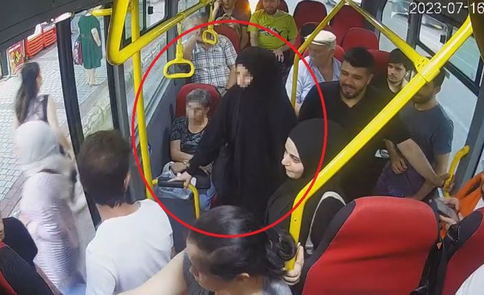 Toplu taşımada tesettürlü kıza yapılan terbiyesizlik kamerada