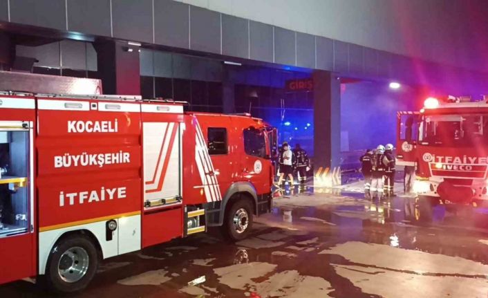 Toptan markette yangın: Söndürme sistemi faciayı önledi
