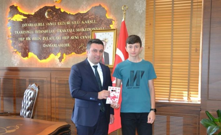 Tosya Kaymakamı Hatam, LGS’de Türkiye birincisi olan 2 öğrenciye ödül verdi
