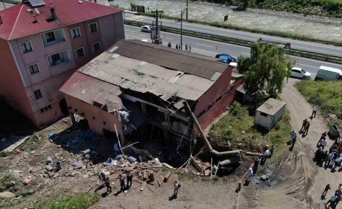Trabzon’da buhar kazanı patlaması sonrası harabeye dönen iş yeri havadan görüntülendi