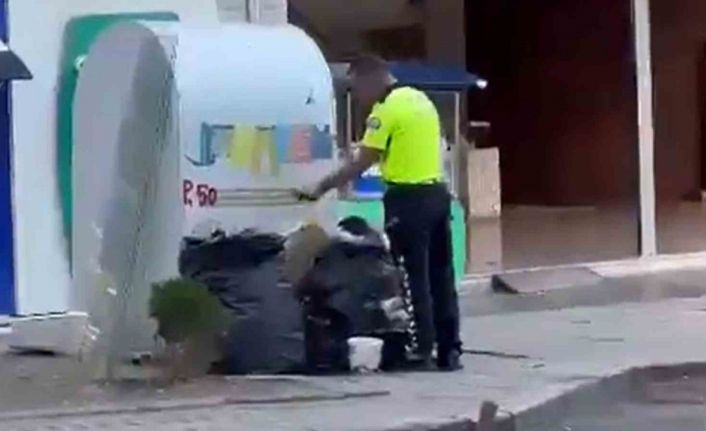 Trafik polisinden duygulandıran hareket: Çöpteki Türk bayrağını alıp ekip aracına bıraktı