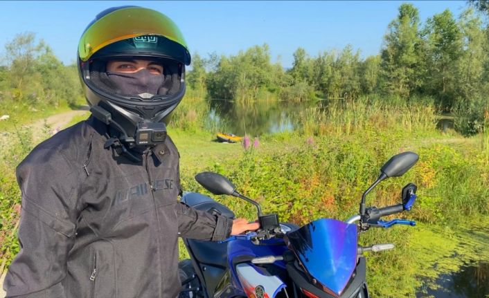 Trafik polisinden hız yapan motosikletli gence baba öğüdü: "Ölürsen anne ve babana ne diyeceğiz?"