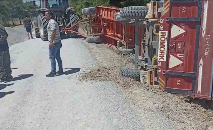 Traktöre bağlı römorklar devrildi, 20 ton mercimek yola saçıldı
