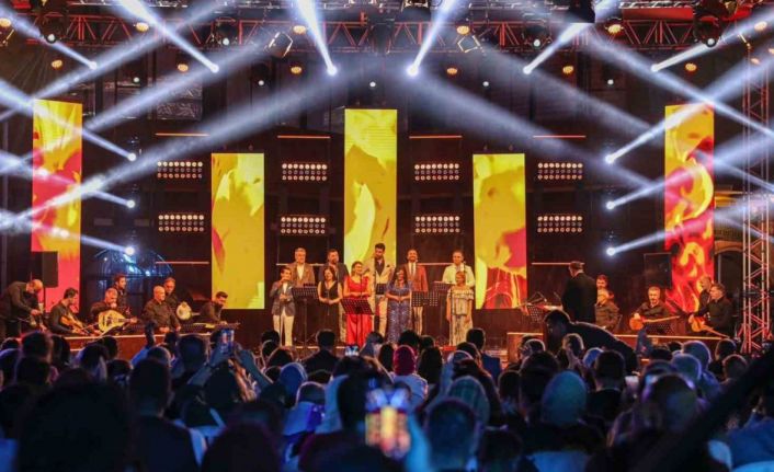 TRT sanatçıları Vanlılarla buluştu