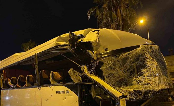 Tur midibüsü park halindeki araçlara çarptı: Rus uyruklu 1 kişi öldü, 1 kişi yaralandı