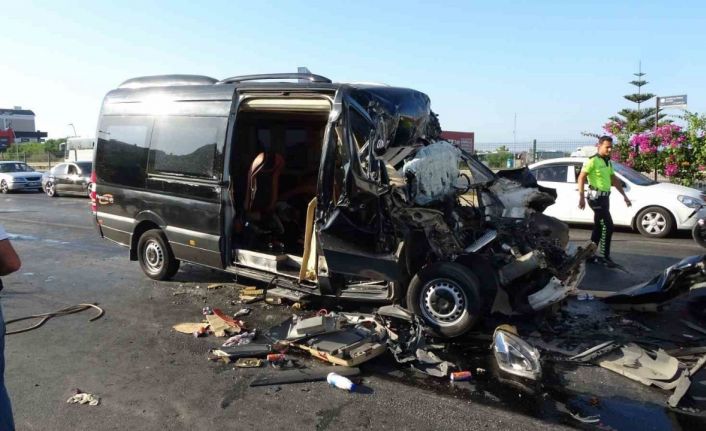 Tur minibüsü tıra arkadan çarptı: 2 ölü, 6’sı ağır 10 turist yaralı