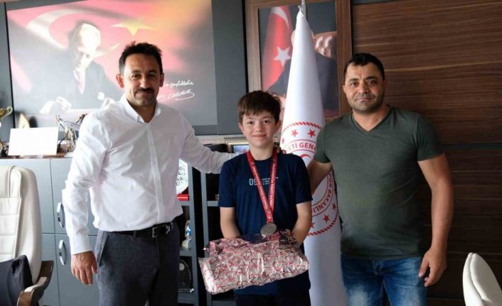Türkiye ikincisi olan Erzincanlı güreşçiye Gençlik ve Spor İl Müdürü Mumcu’dan hediye takdimi
