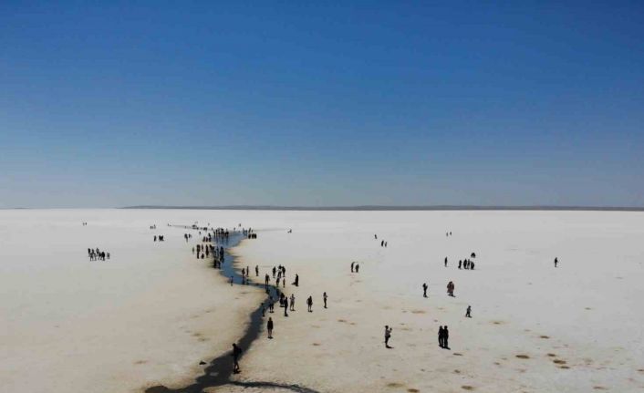 Tuz Gölü’nde yürüme turizmi sahilleri aratmıyor