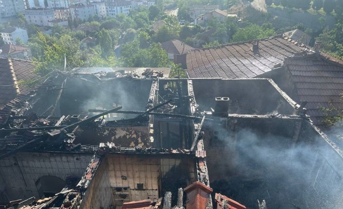 Tuzla’da gecekondu yangını: Yaşlı kadını komşuları kurtardı
