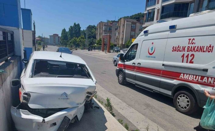 U dönüşü yapmak isteyen otomobile çarptı