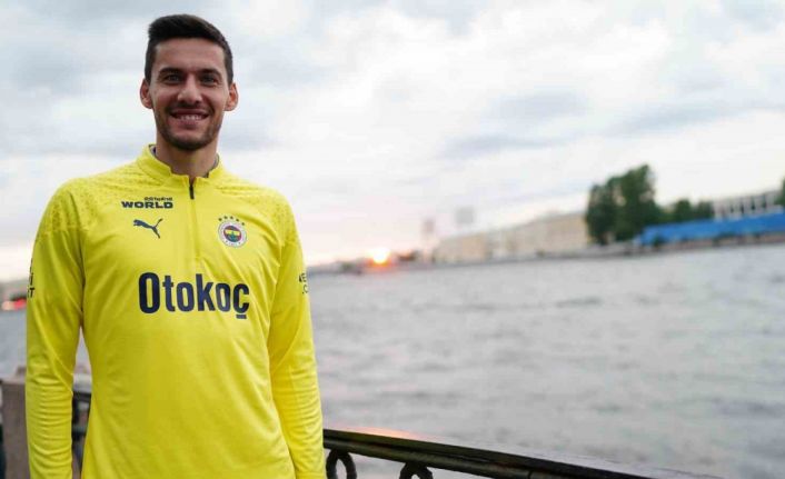 Umut Nayir: "Fenerbahçe bizi bu formaya layık gördüyse bizim üstümüze düşen de sahaya çıktığımızda bütün herkesin memnun olacağı mücadeleyi ortaya koymak"