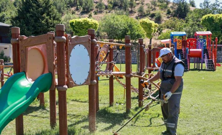Uşak Belediyesinin bakım ve temizlik çalışmaları hız kesmeden devam ediyor