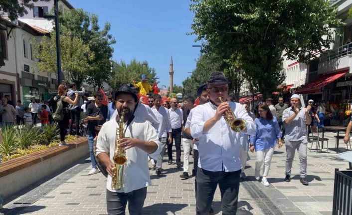 Uşak’ta 5. Uluslararası Tiyatro Festivali renkli görüntülerle başladı