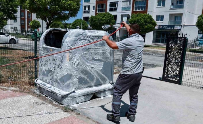 Uşak’ta çöp konteynerleri dezenfekte ediliyor