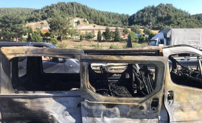 Uşak’ta kaza yapan araç alev alev yandı