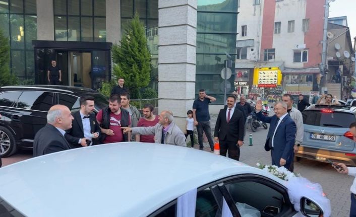 Vali düğün konvoyunun önünü kesip özel gereksinimli birey için bahşiş aldı