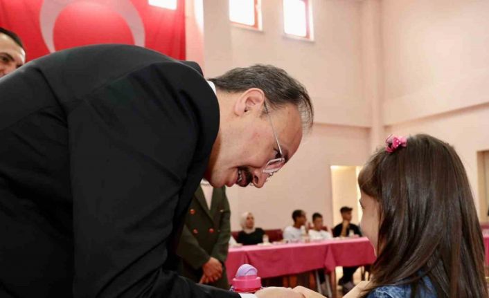 Vali Kızılkaya huzurevi sakinleri ve Çocuk Evleri Sitesi’nde kalan çocuklarla bir araya geldi