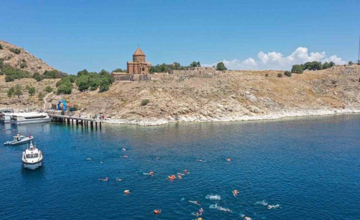 Van Denizi Yüzme Festivali renkli görüntülerle sona erdi