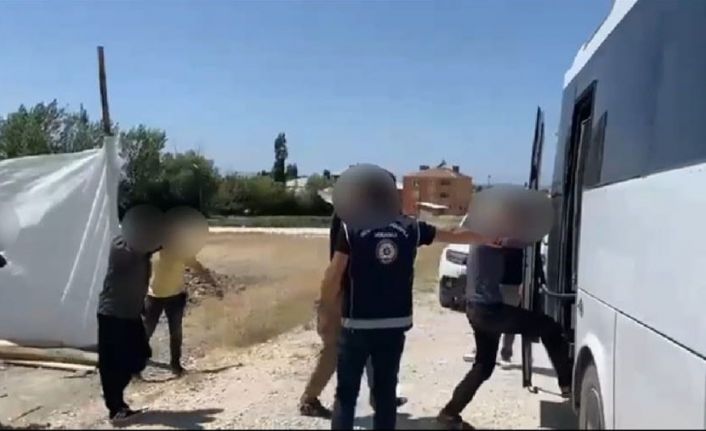 Van’da operasyon: Yer kazılarak yapılan metruk yapıda saklanan düzensiz göçmenler yakalandı