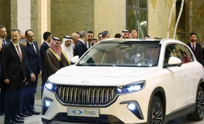 Veliaht Prens Muhammed bin Selman kendisine hediye edilen TOGG ile Cumhurbaşkanı Erdoğan’ı oteline bıraktı