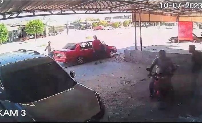 Virajı alamayan otomobil tamirhaneye daldı