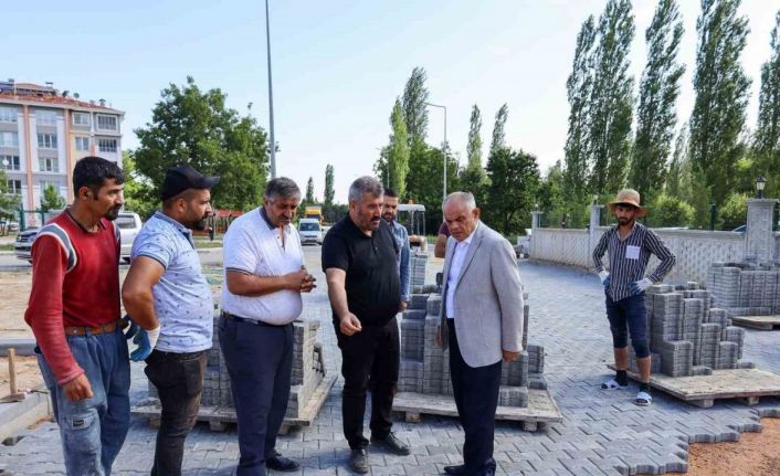 Yahyalı’da yeni açılan yollara parke döşeniyor