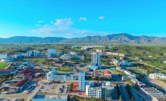 Yakın Doğu Üniversitesi, Türkiye’nin en başarılı üç vakıf üniversitesinden biri oldu