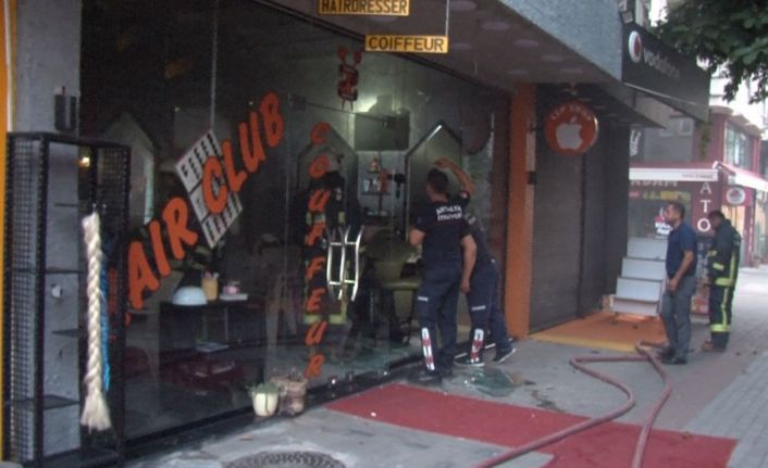 Yangında ‘Duman’ isimli kedi itfaiye erleri tarafından kurtarıldı