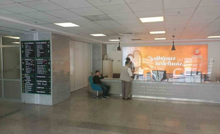 Yardım isteyen görme engelli vatandaşı hastaneye götürdüler