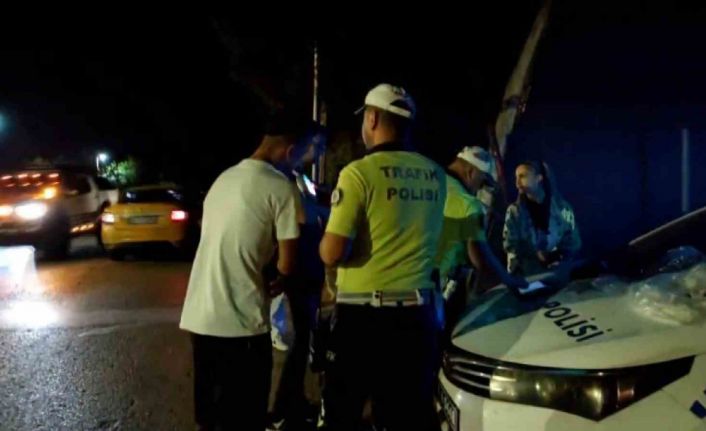 Yasa dışı kesici alet satmaktan aranan şahıs trafik uygulama noktasında yakalandı