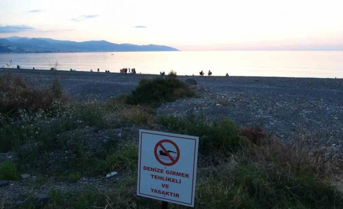 Yasak tabelası olmasına rağmen yine de giriyorlar