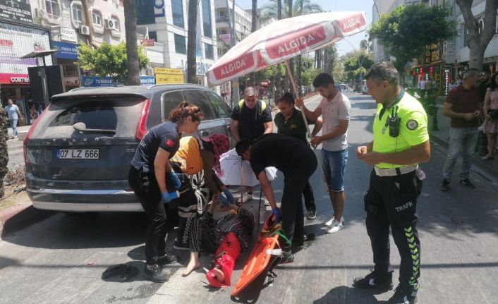 Yaya geçidinde otomobilin çarptığı kadın feryatlarıyla ortalığı inletti