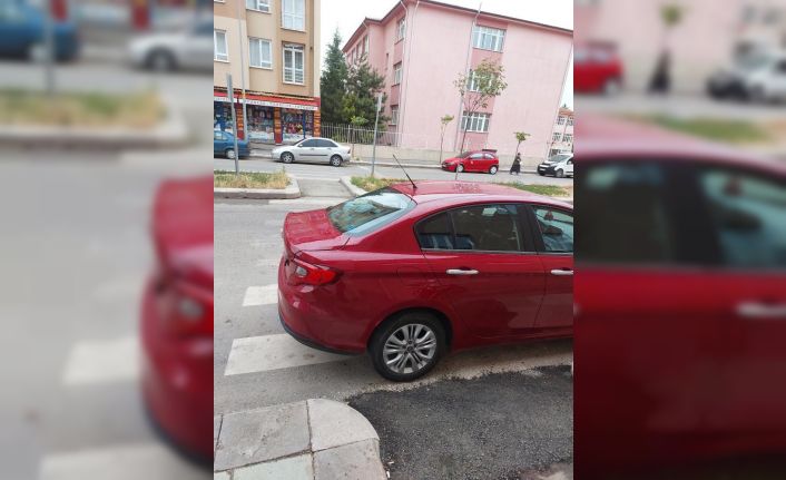 Yaya geçidine çift taraflı olarak park edilen araçlar engelli rampasının önünü kapattı