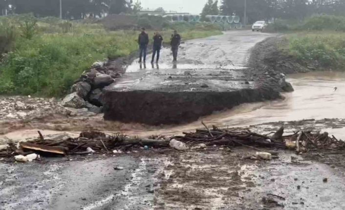 Yıkılmasın diye uzun uğraş verilen geçici köprü borular sürüklenince yıkıldı