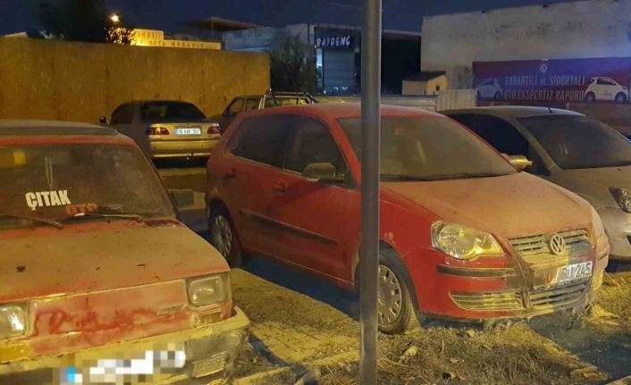 Yol kenarında çıkan ot yangınında park halindeki araçlar zarar gördü