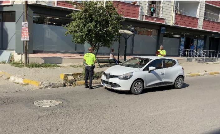 Yolun karşısına geçmeye çalışan çocuğa otomobil çarptı